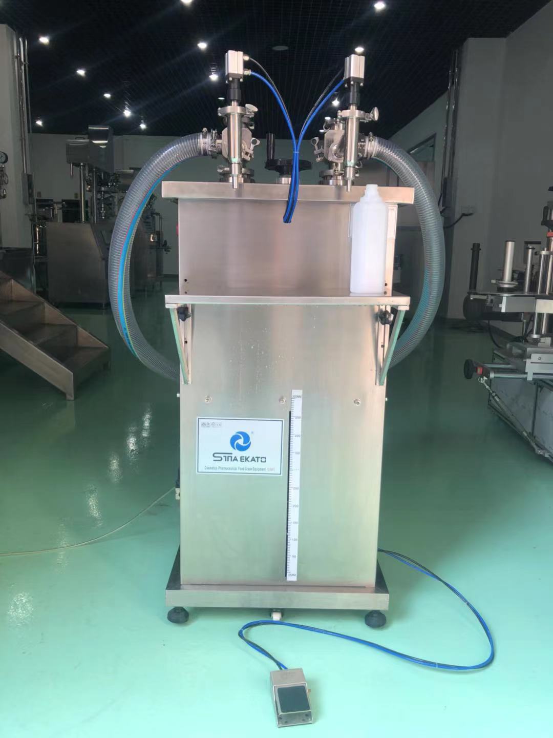 Double-head-vertical-pneumatic-liquid-filling-machine-1.jpg